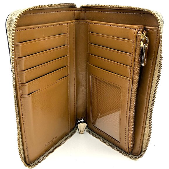 Coach Medium Id Zip Wallet In Signature Canvas - Picture 4 of 4